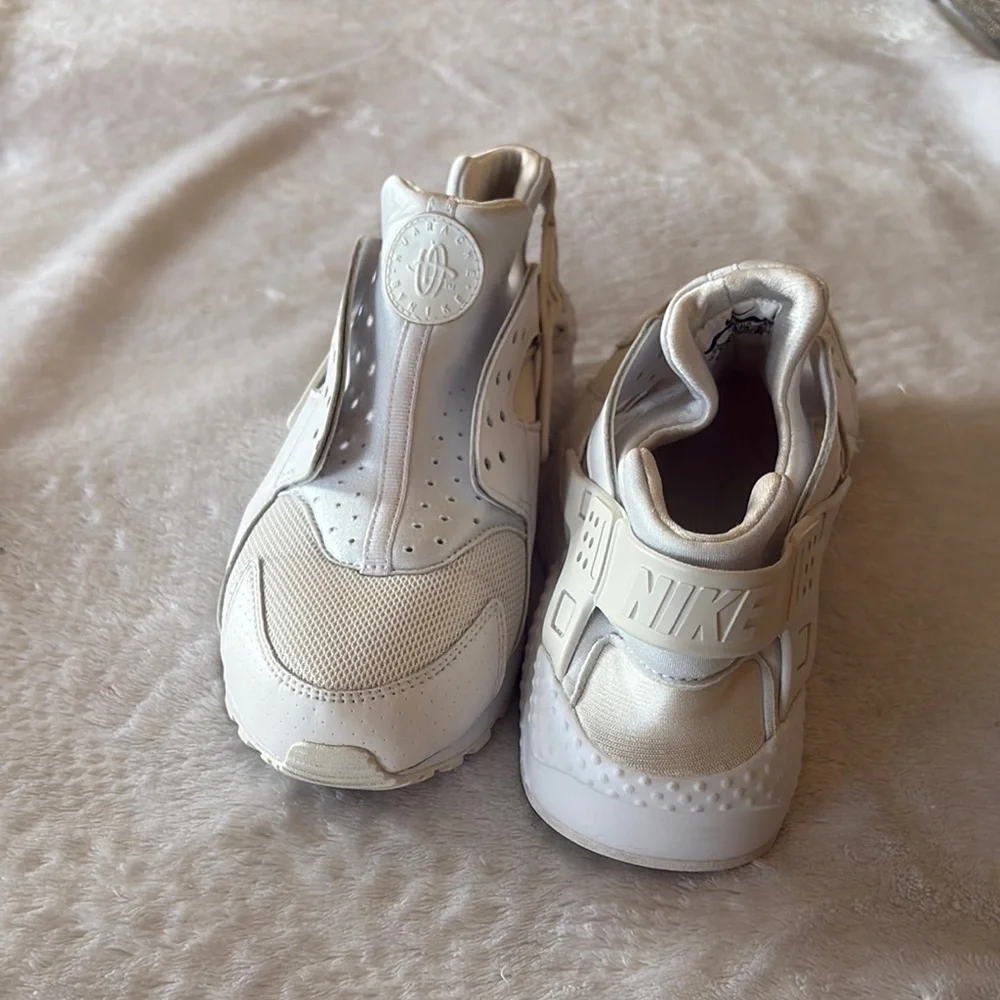 Gently Loved Nike White 2016 Huarache Sneaker **No laces or Inserts **